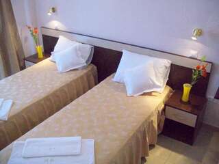 Отель Hotel Raul Эфорие-Суд Двухместный номер с 2 отдельными кроватями и балконом-3