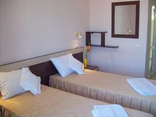 Отель Hotel Raul Эфорие-Суд Двухместный номер с 2 отдельными кроватями и балконом-4