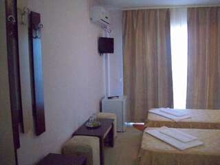 Отель Hotel Raul Эфорие-Суд Двухместный номер с 2 отдельными кроватями и балконом-5