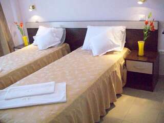 Отель Hotel Raul Эфорие-Суд Двухместный номер с 2 отдельными кроватями и балконом-6